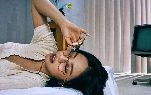欧阳娜娜只是短暂地做了一下BM女孩,但这件打底衫她会爱很久