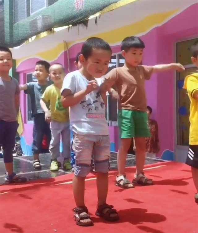 幼儿园举办文艺活动,男孩的动作怪异,网友:别扶我,让我笑一会