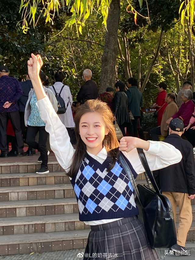 这张忧郁的甜妹脸,随便一张都是会被美少女们拿来做头像的程度