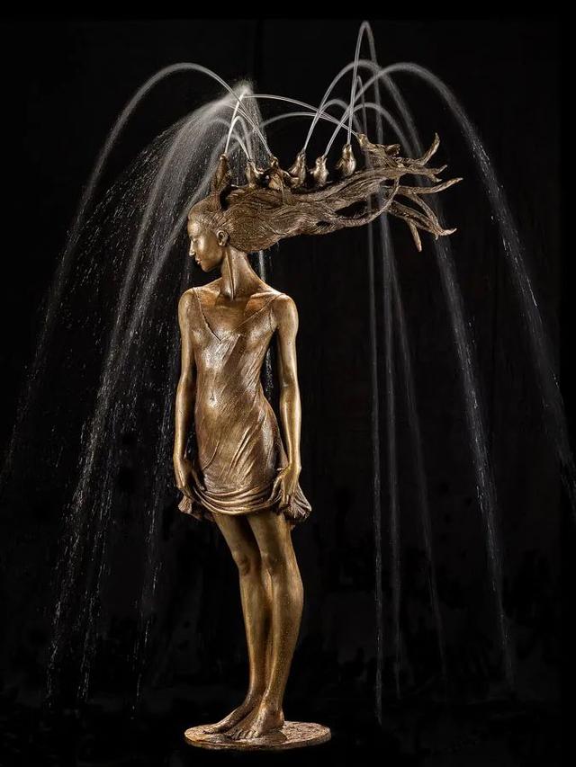 看上去普通的女性青铜雕塑,插电喷水的瞬间,让人眼前一亮