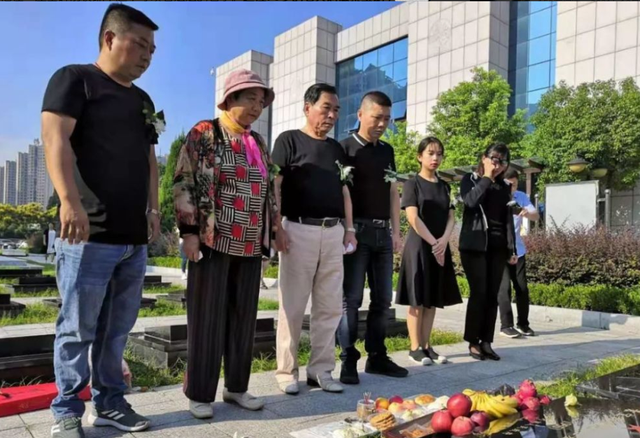 她23岁为国牺牲,父亲哭瞎了双眼,弟弟苦寻64年后在墓地痛哭
