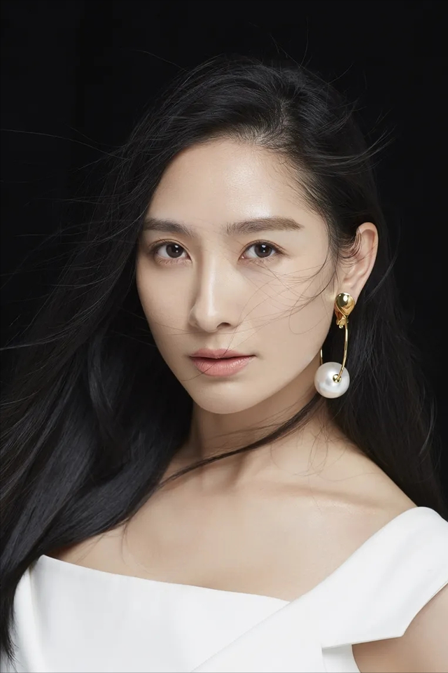 “自带苦相”的九位女星,个个愁容满面,演什么都丧,太吃亏了