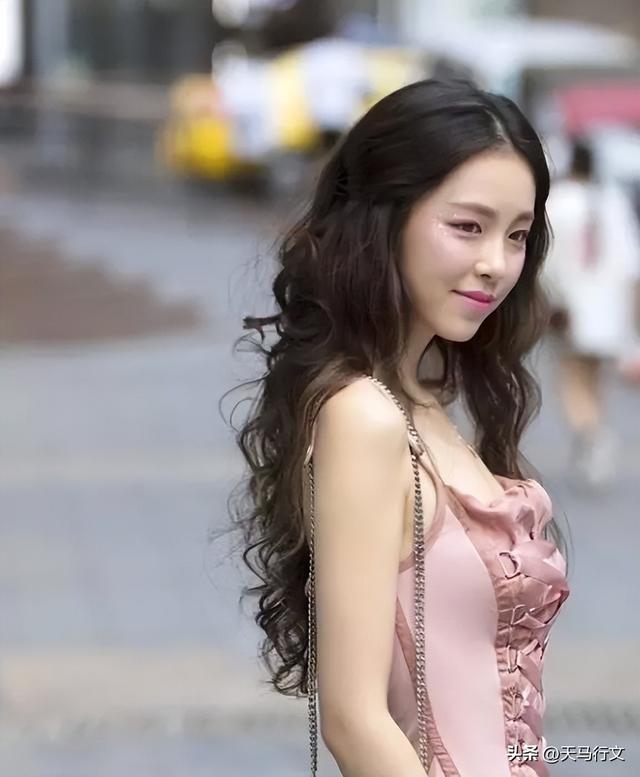 街拍美女“五花大绑”,别有风格
