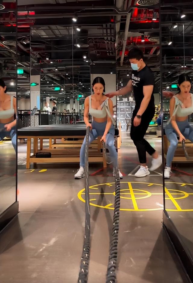 “第一美女”克拉拉大秀身材!转圈露出白皙美背,一双长腿好抢镜
