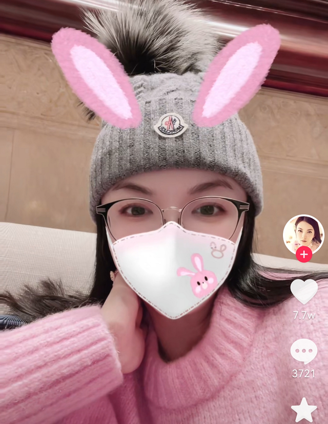 宣布离婚两个多月后,王岳伦带美女现身机场,前妻李湘低调庆生