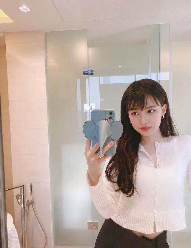 欧阳娜娜只是短暂地做了一下BM女孩,但这件打底衫她会爱很久