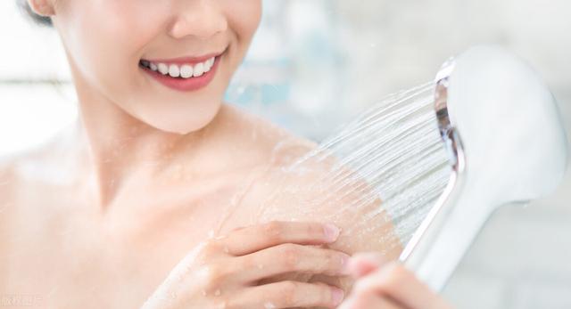 女性洗澡时,能顺便“站着尿尿”吗?这3个常识,早了解早获益