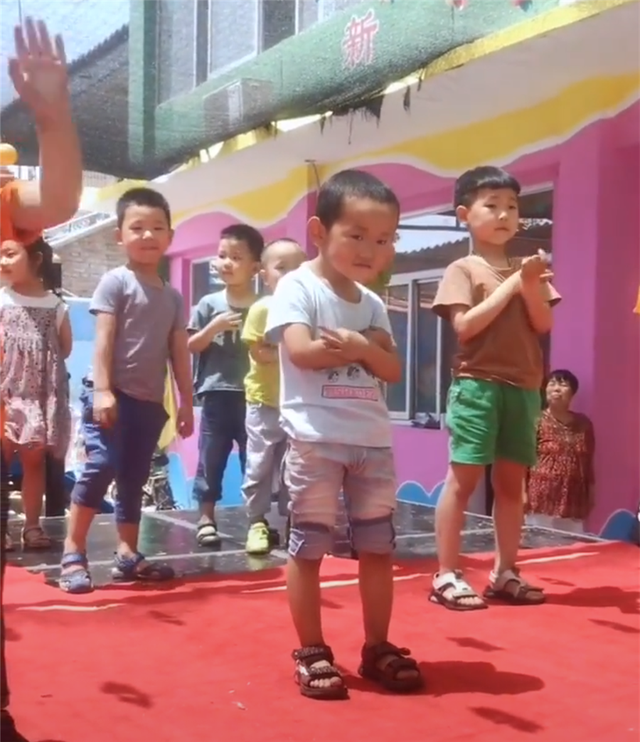 幼儿园举办文艺活动,男孩的动作怪异,网友:别扶我,让我笑一会
