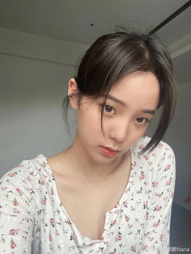 欧阳娜娜只是短暂地做了一下BM女孩,但这件打底衫她会爱很久