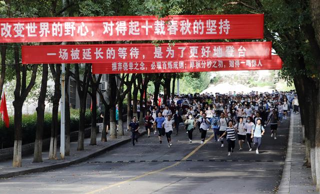全炫宇三考北大背后的衡中复读班:一年学费最低25000元 跨省考生约两成