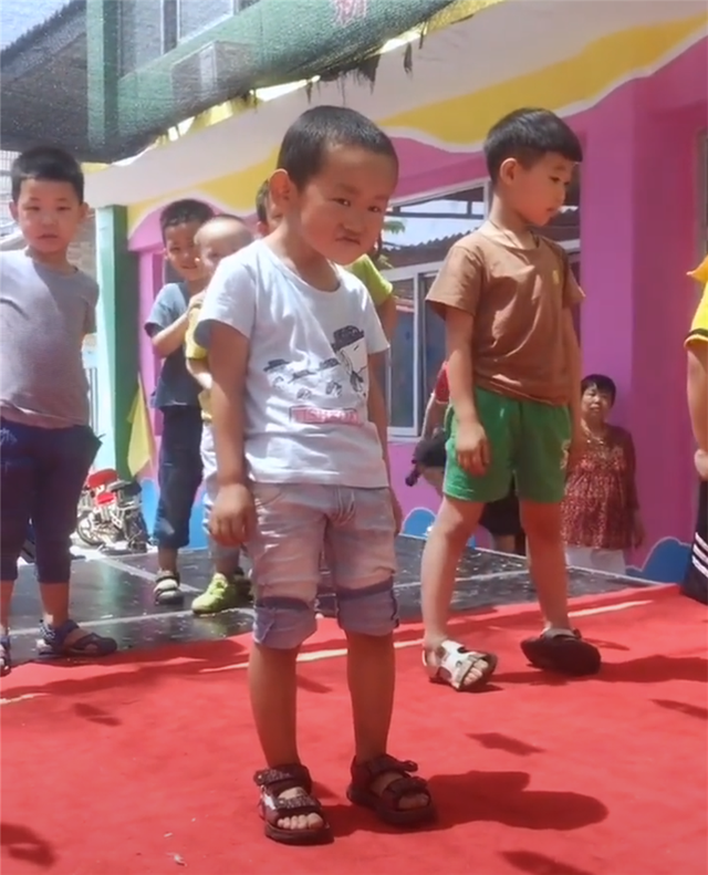 幼儿园举办文艺活动,男孩的动作怪异,网友:别扶我,让我笑一会