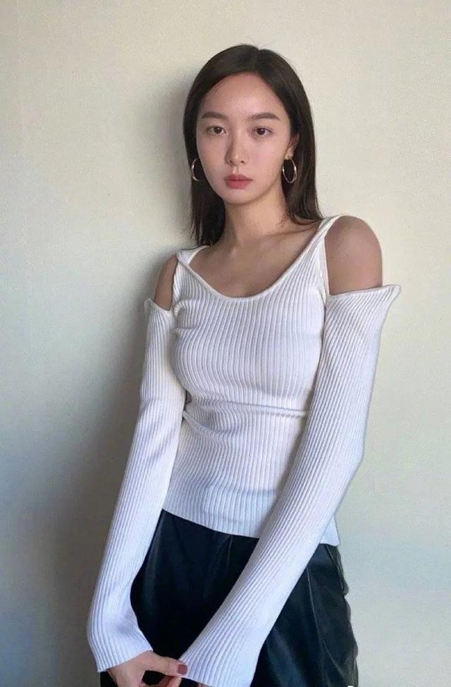 欧阳娜娜只是短暂地做了一下BM女孩,但这件打底衫她会爱很久