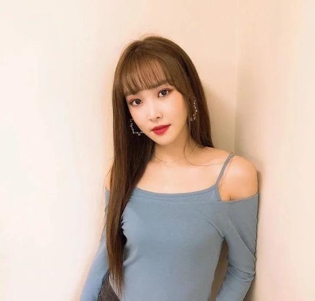 欧阳娜娜只是短暂地做了一下BM女孩,但这件打底衫她会爱很久