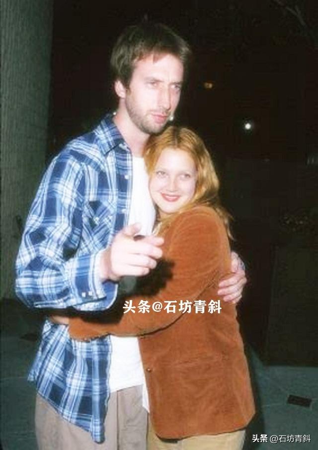 坏女孩的起伏人生:13岁吸毒,19岁结婚两个月分手,48岁独带俩娃