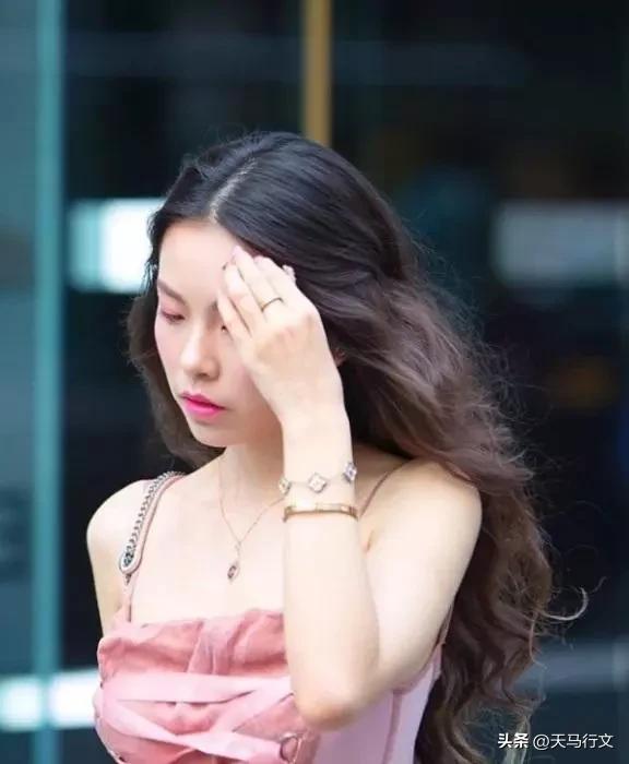 街拍美女“五花大绑”,别有风格