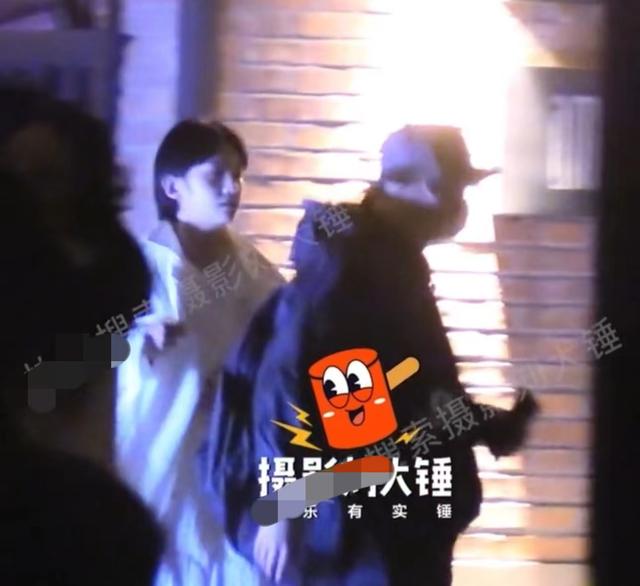 包贝尔与美女酒吧约会,两人当街暧昧拉扯,女方疑未满足男方要求