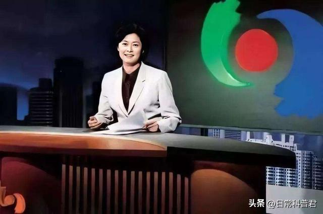 通过董卿、李思思,终于知道这些女主持人为啥喜欢光脚穿高跟鞋!