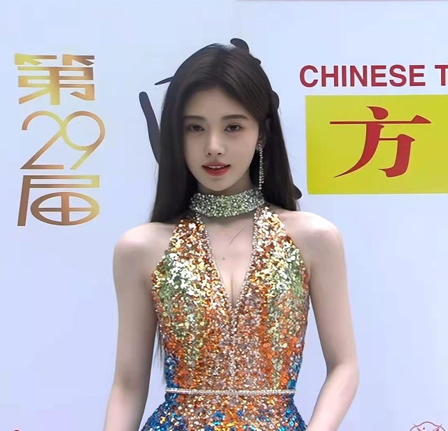 风云榜红毯生图:副乳、排骨胸、高开叉走光,露得越多越尴尬