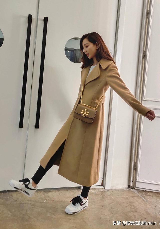 郑希怡穿单肩泳衣,紧身款式尽显性感曲线,下搭鲨鱼裤秀曼妙身姿