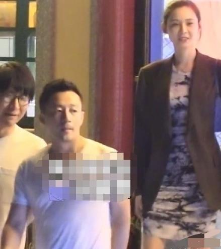 汪小菲深夜现身酒吧,身旁美女吸睛,颜值不输大S,婚姻状态成迷