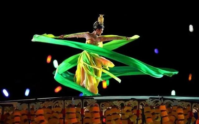15年过去了,那个摔成终身残疾、让张艺谋愧疚一生的女人还好吗?