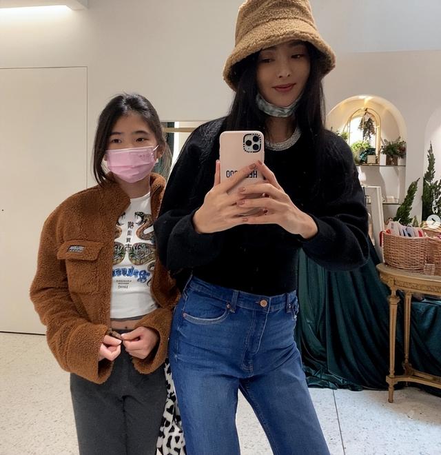 曹格老婆晒女儿近照,11岁Grace穿妈妈泳装,吴速玲猛夸可爱有型
