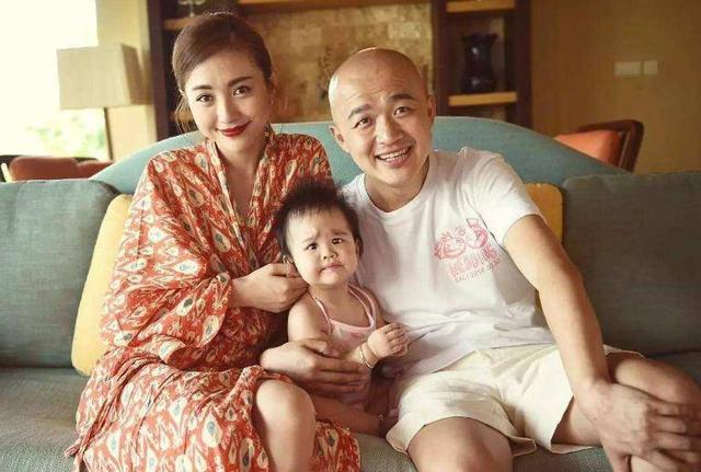 包贝尔与美女酒吧约会,两人当街暧昧拉扯,女方疑未满足男方要求
