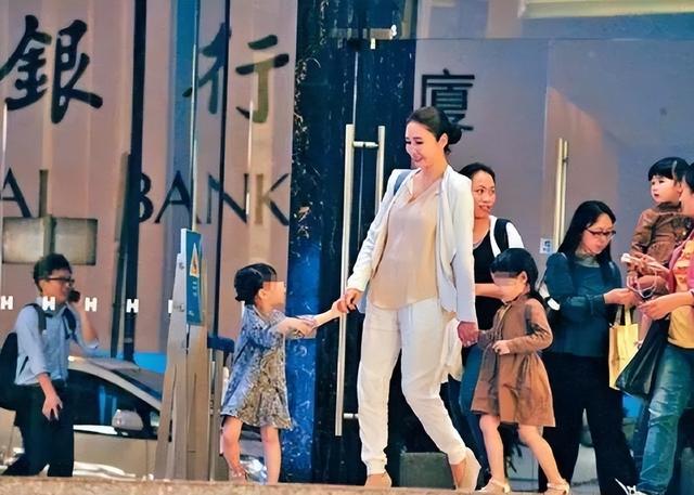 身材火辣、美如少女,这10位生过娃的中年女星性感起来太迷人