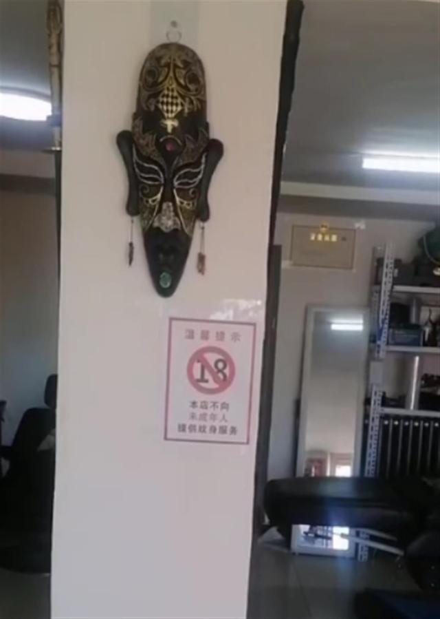 3名少女欲纹身被老板拒绝,询问原因时遭回怼:“16岁不能纹身,没有为啥”,网友怒赞!