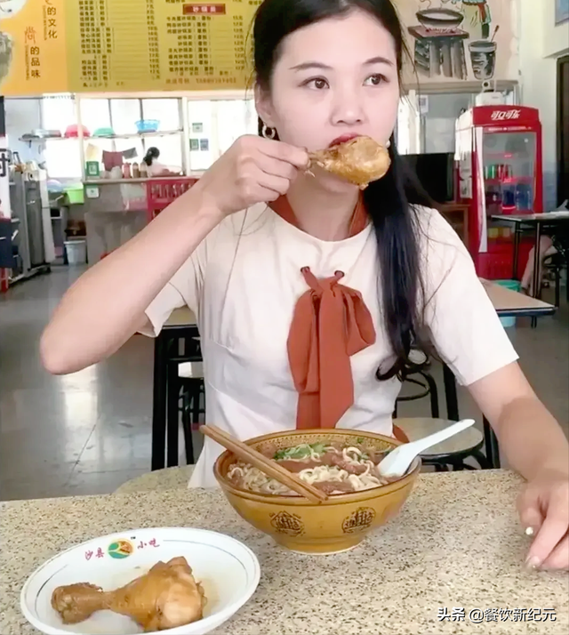 福州24岁美女餐馆就餐,送门口穷小孩一碗牛肉面,引大家称赞