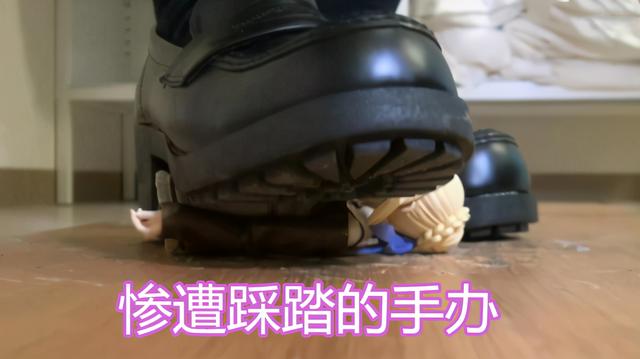 男子烫孕猫遭到制裁,为何女子踩踏动漫手办无人指责,还能赚钱呢