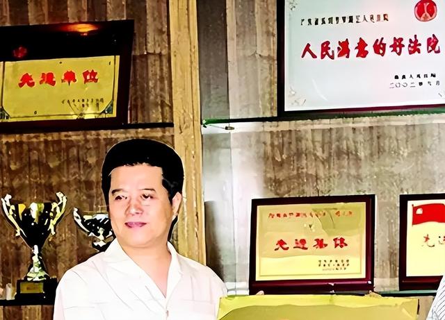 深圳色虎:家里搜出3000万,睡美女律师,长期霸占5名女法官