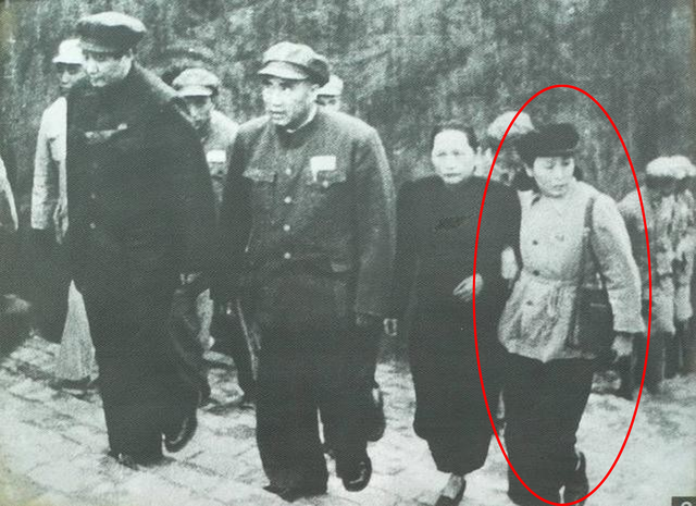黄埔军校最美女兵,给两位正国级当过秘书,丈夫也是正国级