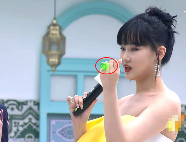 风云榜红毯生图:副乳、排骨胸、高开叉走光,露得越多越尴尬