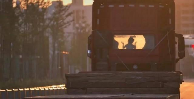“夕阳下货车跳舞小女孩”视频爆火!主角找到了,是位小可爱