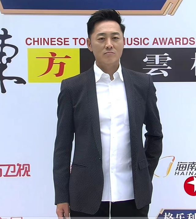 风云榜红毯生图:副乳、排骨胸、高开叉走光,露得越多越尴尬