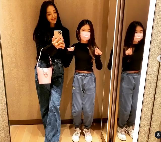 曹格老婆晒女儿近照,11岁Grace穿妈妈泳装,吴速玲猛夸可爱有型