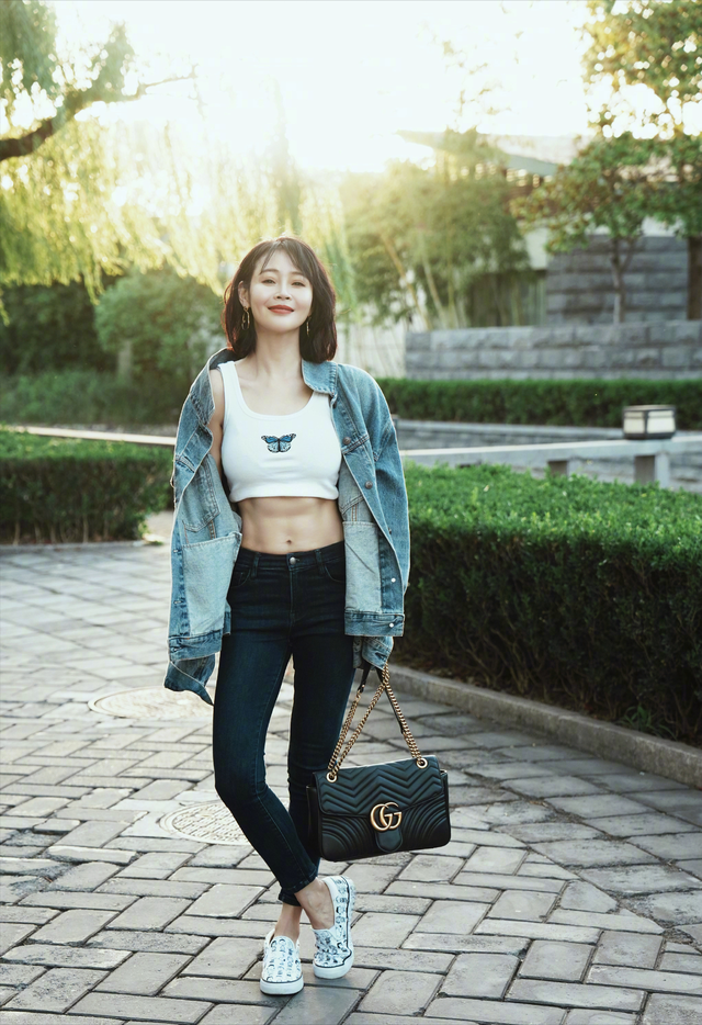 许晴的臀,柳岩的胸,这些年过半百的女星依旧风韵犹存