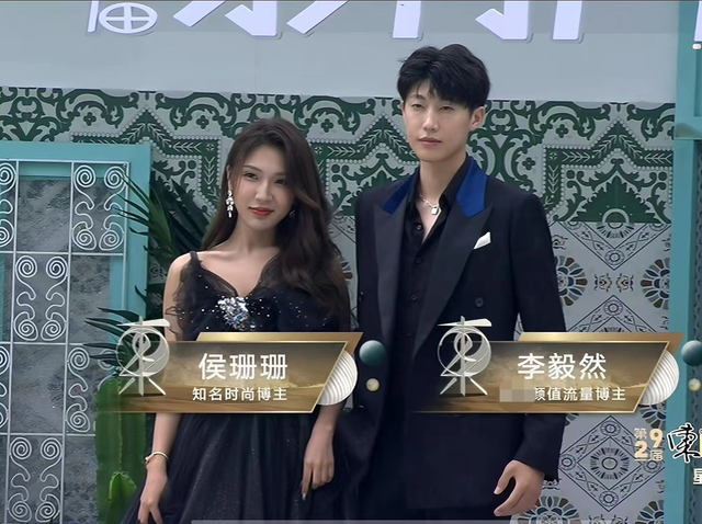 风云榜红毯生图:副乳、排骨胸、高开叉走光,露得越多越尴尬