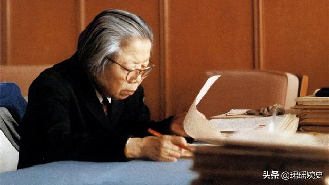 黄埔军校最美女兵,给两位正国级当过秘书,丈夫也是正国级