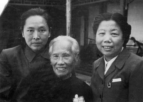 黄埔军校最美女兵,给两位正国级当过秘书,丈夫也是正国级