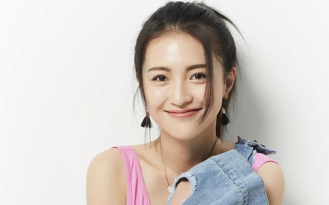 包贝尔与美女酒吧约会,两人当街暧昧拉扯,女方疑未满足男方要求