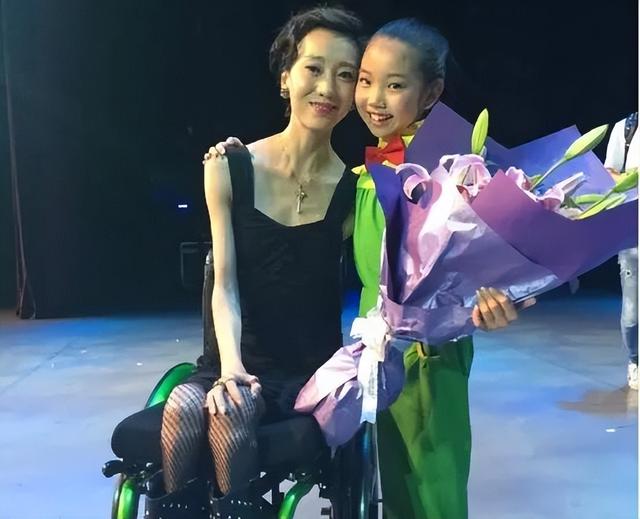 15年过去了,那个摔成终身残疾、让张艺谋愧疚一生的女人还好吗?
