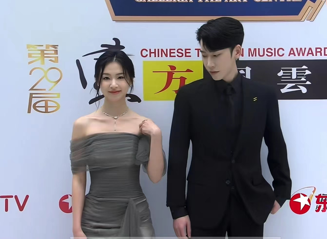 风云榜红毯生图:副乳、排骨胸、高开叉走光,露得越多越尴尬