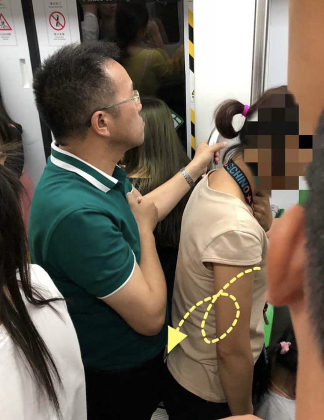 地铁上猥亵女乘客的傅某,真够恶心的!他被拘留15日