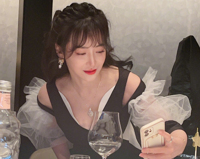 女星陈紫函庆47岁生日!穿低领裙秀完美事业线,胸前大钻石太抢镜