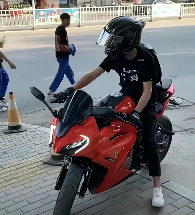 又有美女网红骑手车祸去世!现场一片狼藉好惨烈,生前不听人劝阻