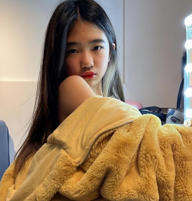 曹格老婆晒女儿近照,11岁Grace穿妈妈泳装,吴速玲猛夸可爱有型