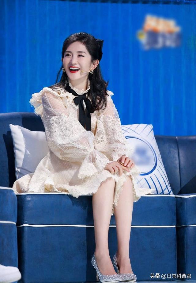 通过董卿、李思思,终于知道这些女主持人为啥喜欢光脚穿高跟鞋!