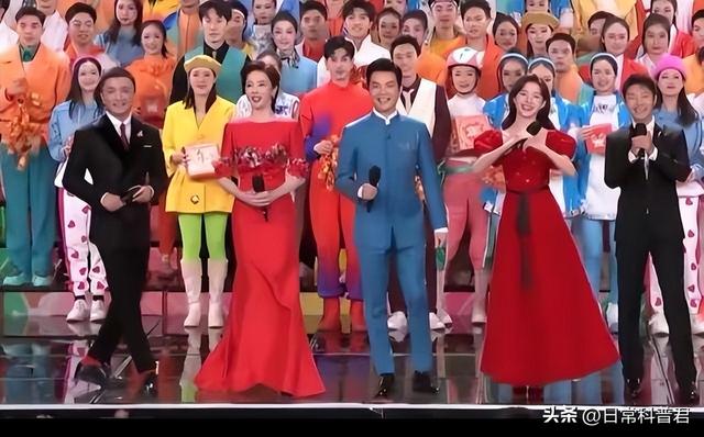 通过董卿、李思思,终于知道这些女主持人为啥喜欢光脚穿高跟鞋!